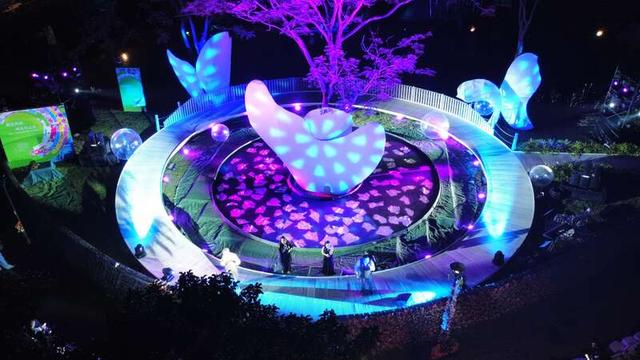 诗会舞台利用树的形象来做夸张的花瓣造型.主办方供图