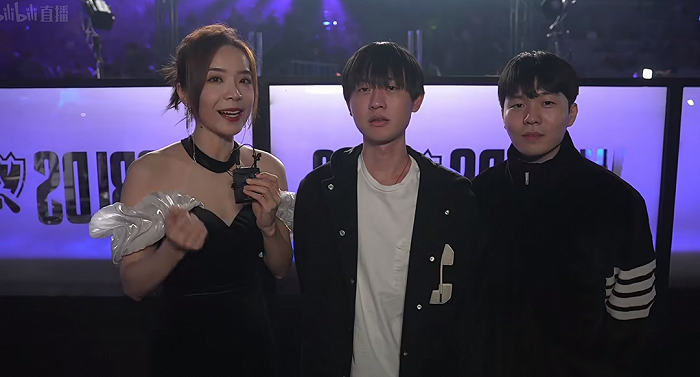 (现场观赛的rookie和ming)