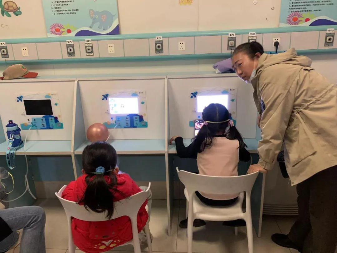 银川市妇幼保健院雾化室里做雾化治疗的孩子.