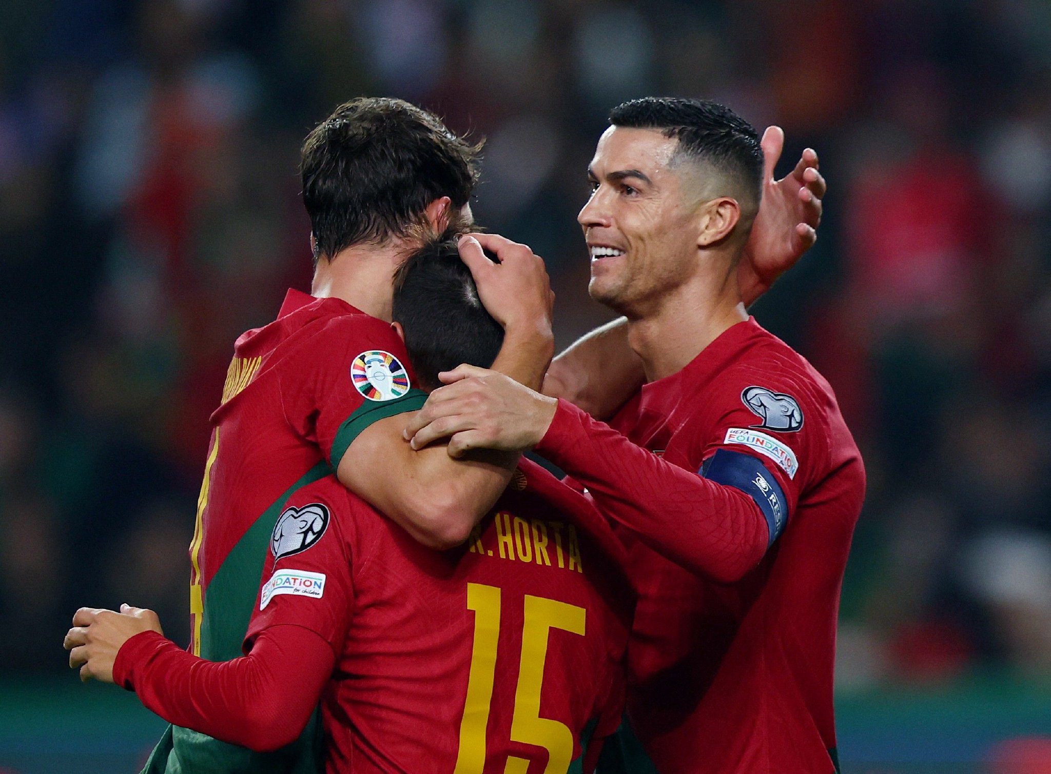 c罗和队友庆祝进球.