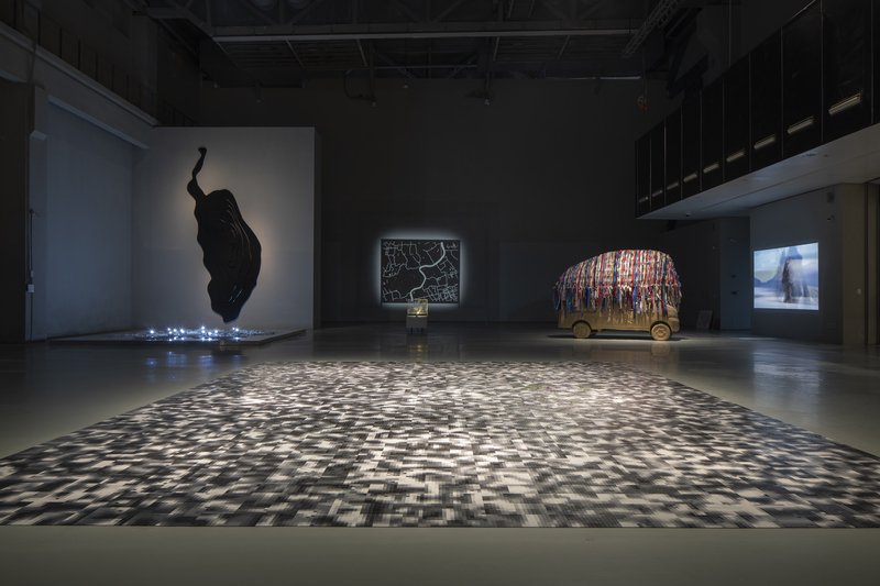 王凝慧 《无题》 2016/2023年 手绘玻璃砖置于地面 尺寸可变 艺术家及胶囊上海画廊惠允 图片来源：上海当代艺术博物馆PSA
