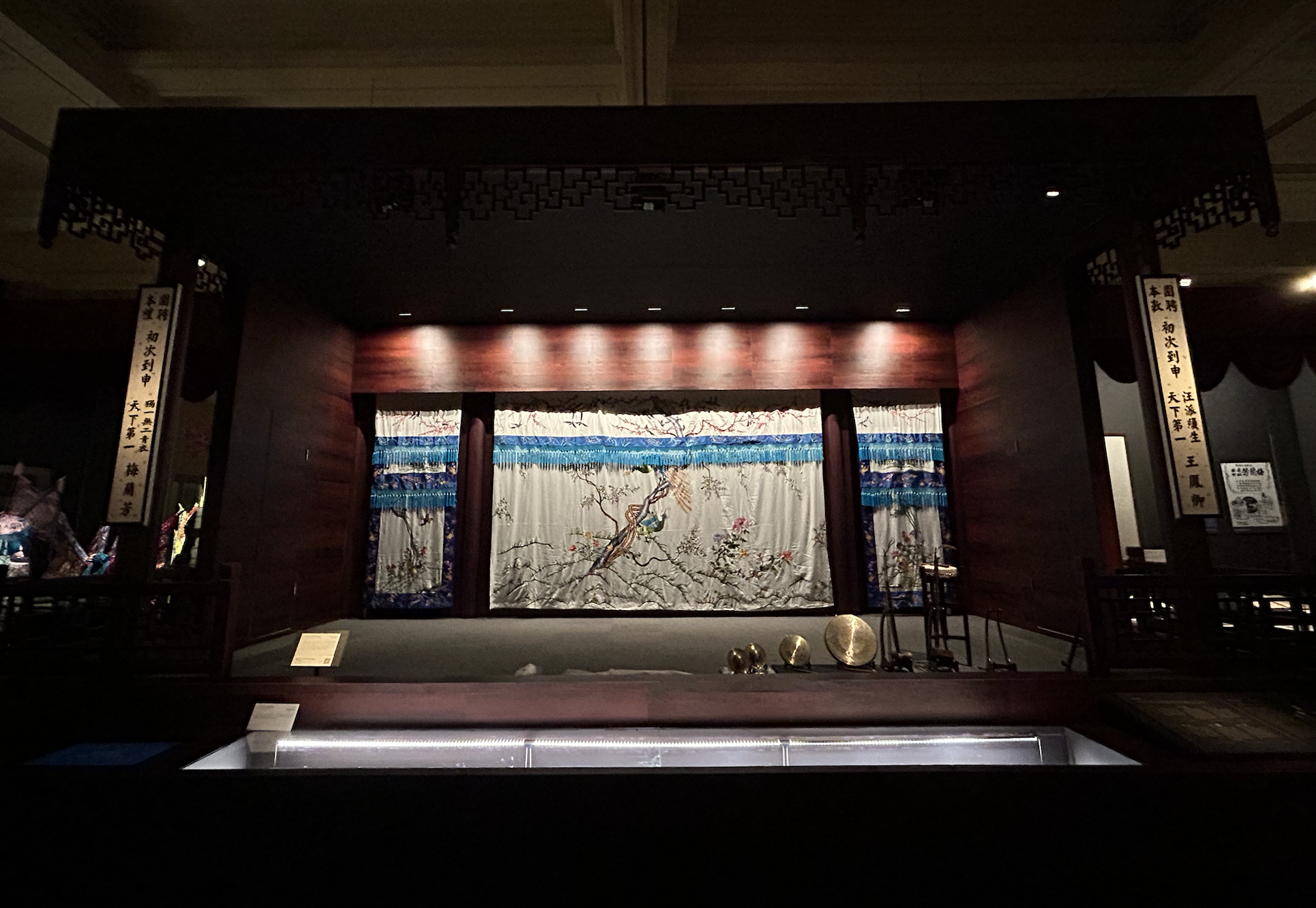 展厅内复建的"上海仿京式改良茶园戏台"梅兰芳第一次