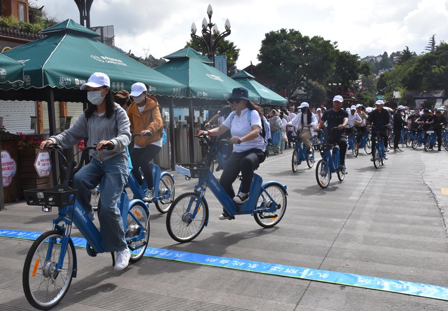 “氢行丽江 氢近自然”2023年丽江氢能自行车公益骑行活动现场（8月13日摄）。新华网发（陈俊佳 摄）