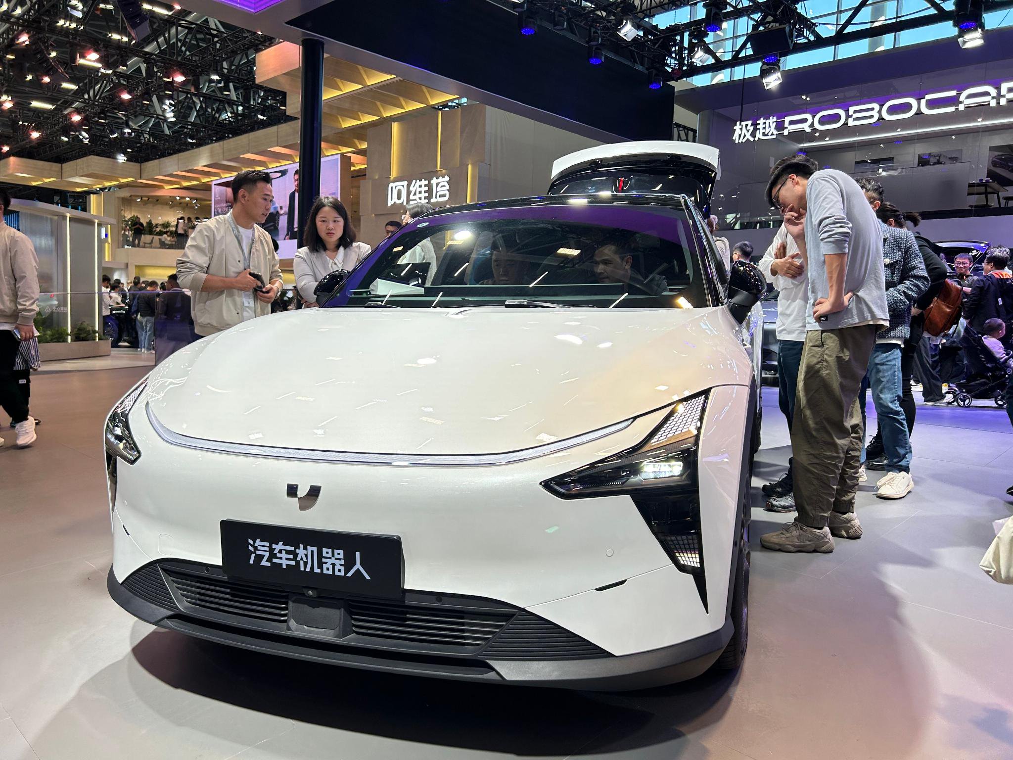 翻相册想起了前两天在广州车展看到的一辆很奇特的车:极越01-新浪汽车