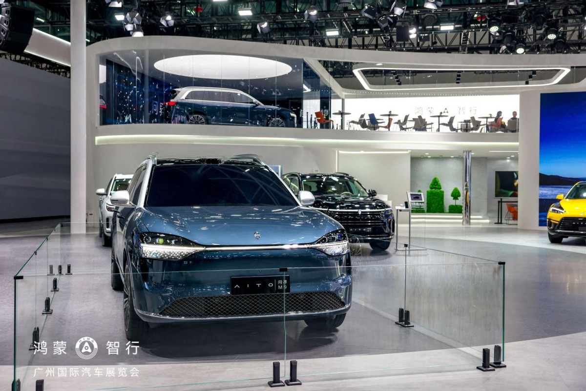 华为鸿蒙智行首次亮相携问界多款热门车型为广州车展添彩