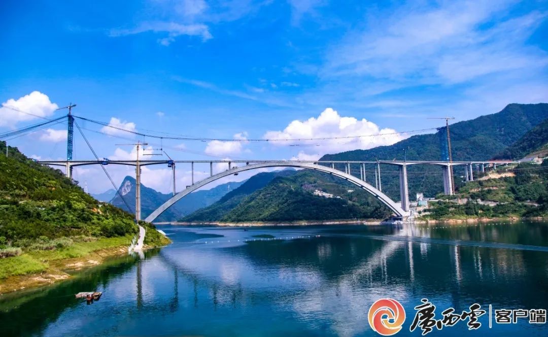 图为广西路桥工程集团有限公司承建的世界最大跨径拱桥——天峨龙滩特