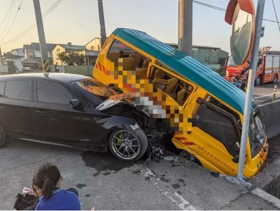 台媒:彰化发生严重交通事故,幼儿园校车遭撞,一女童被抛出车外
