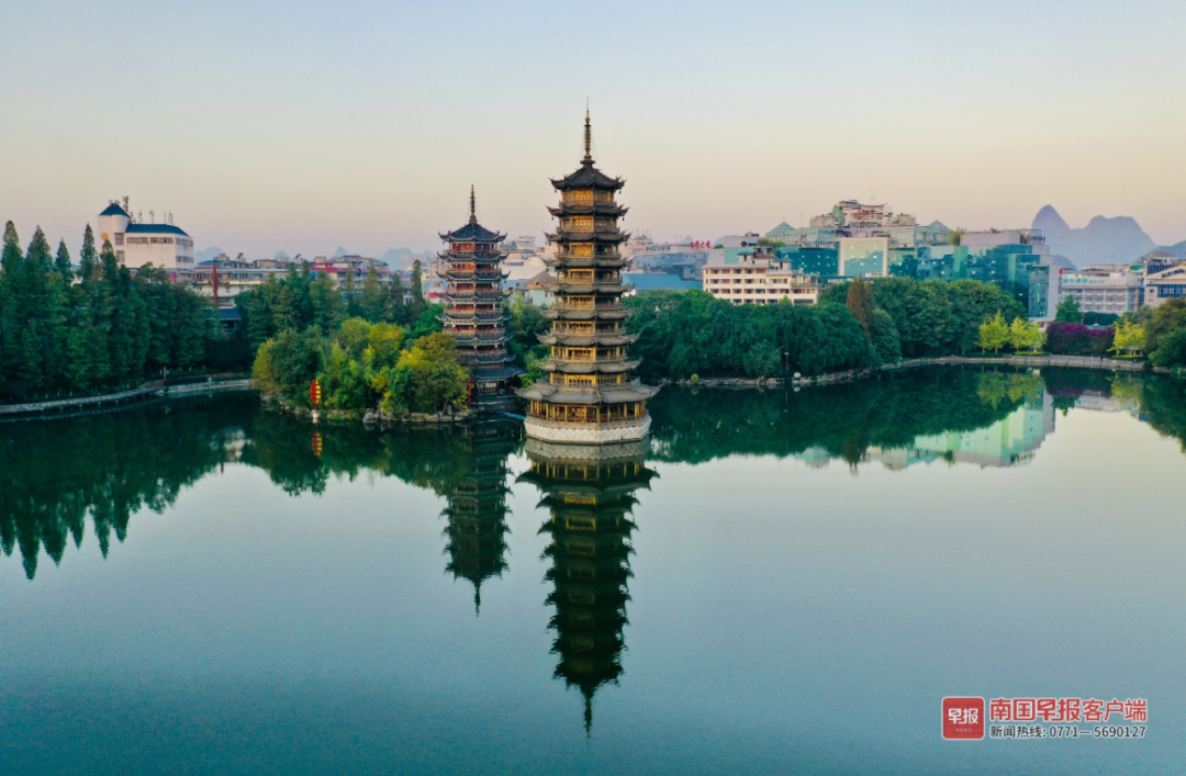 11月21日,桂林市天气晴朗,晨间的日月双塔,风光秀丽.
