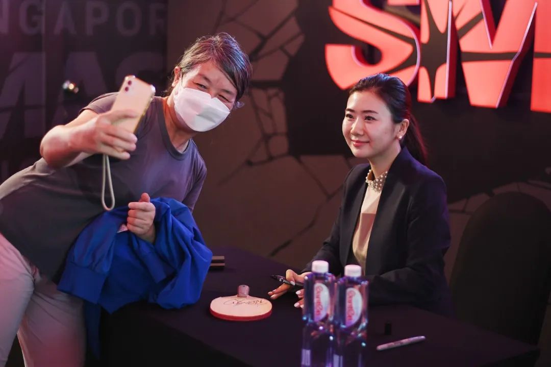 福原爱在新加坡华侨银行体育馆举行的2023年wtt新加坡大满贯中,给她的