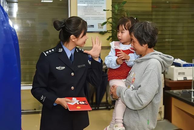 （民警与群众互动）