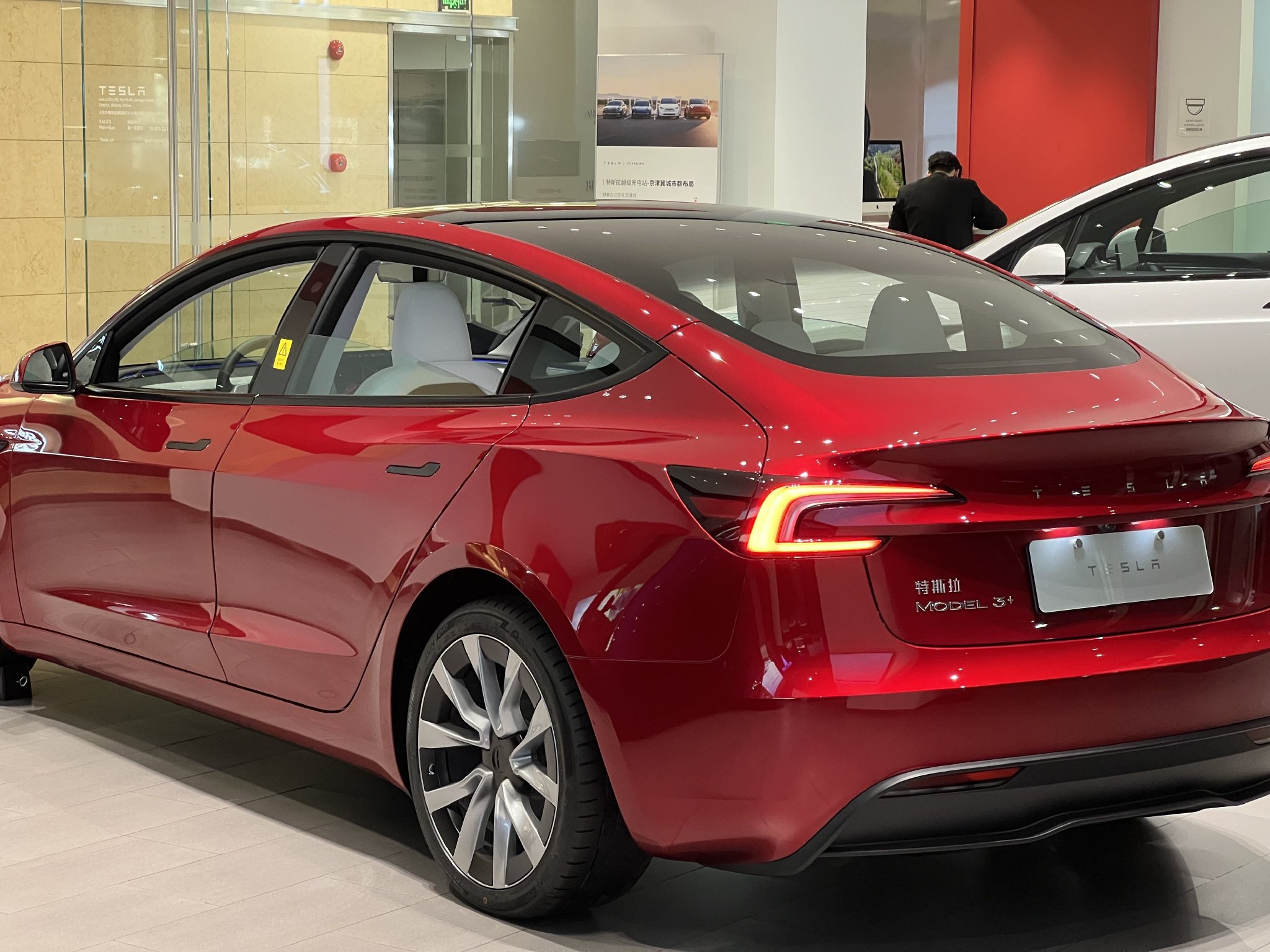 新model3的冒险定位从公路赛车到移动的家汽车gallery