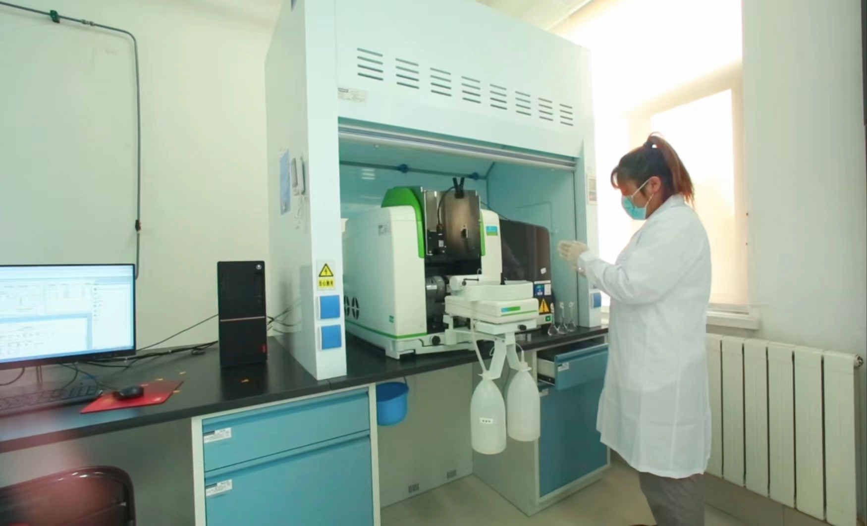 伊品新材料科研人员在进行研究.彭溢 摄