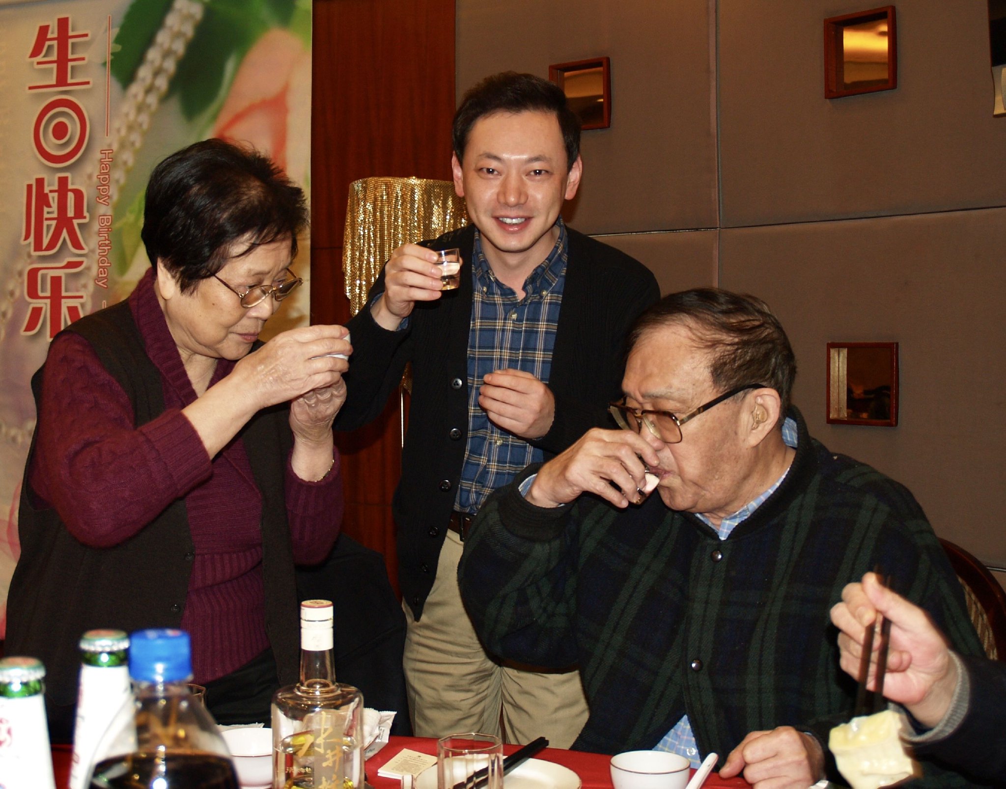 谢晋导演80大寿生日宴上,石川(中)同谢晋,徐大雯夫妇敬酒.