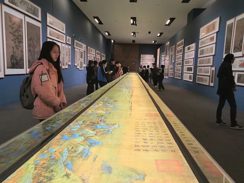 国家博物馆观《千里江山图》展览.(图/视觉中国)