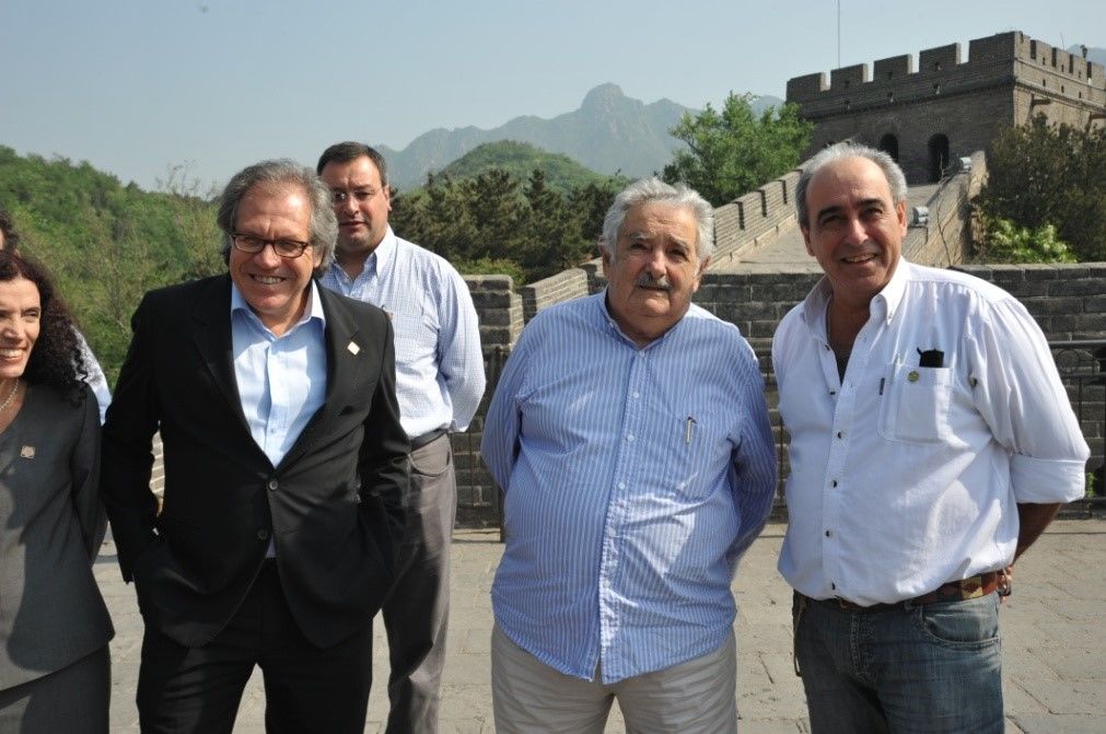 访华首日,乌拉圭总统登上了八达岭长城