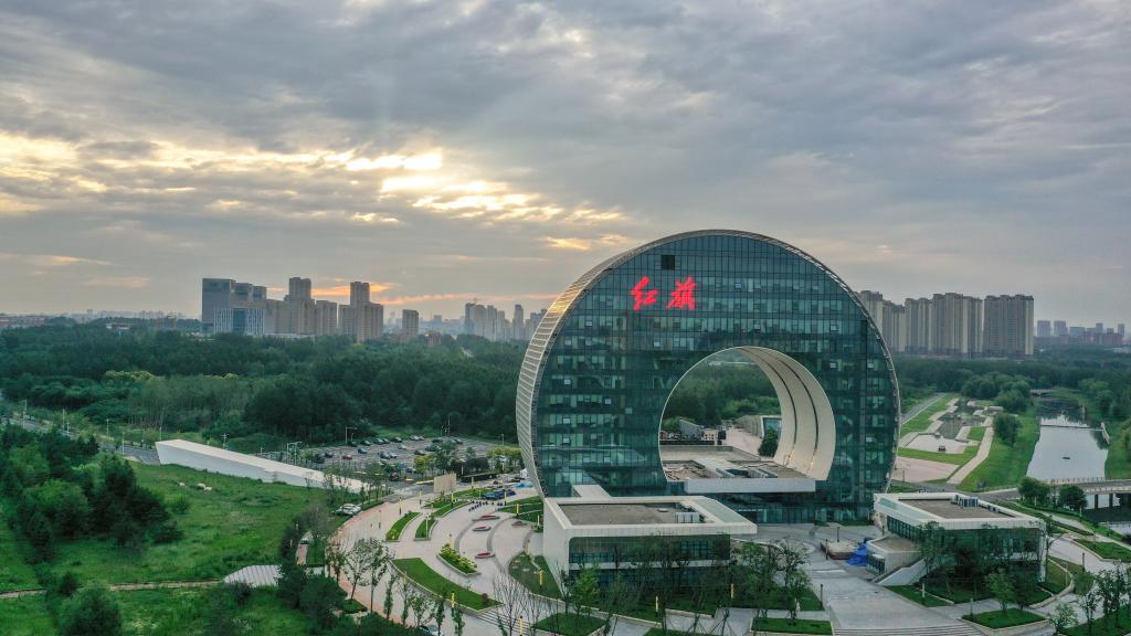 无人机拍摄的晨曦中的一汽红旗创新大厦.新华社记者张楠摄