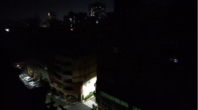高雄左营21日晚间无预警停电，大楼一片黑压压。 图源：台媒
