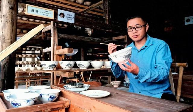 非遗传承人孙立新正在明清窑作工坊作画.图/李贤娜