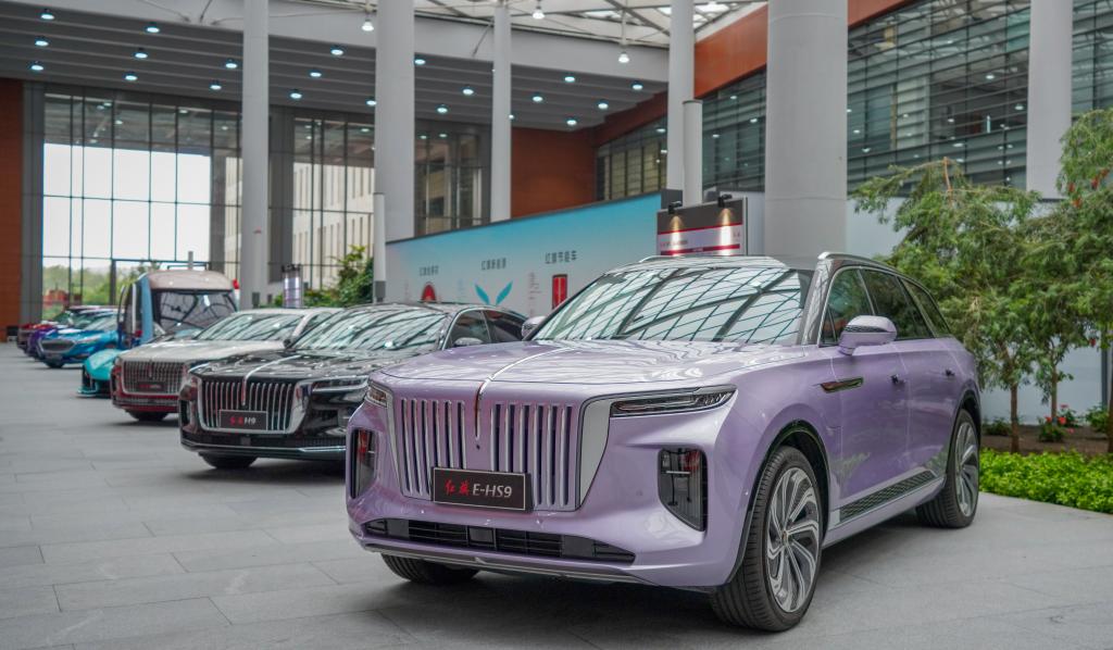 中国一汽集团nbd总部展出的红旗新款车型.新华社记者颜麟蕴摄