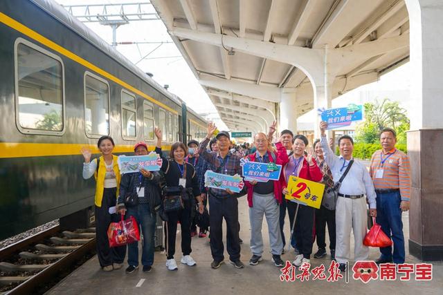 旅客在旅遊專列前打卡留念 通訊員 彥紅攝 攝近日,各地冬季旅行市場