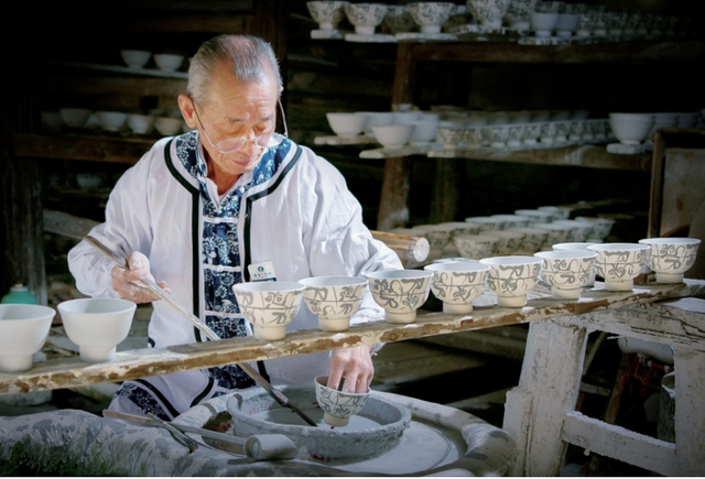 老艺人展示传统陶瓷制作技艺.万建明 / 摄