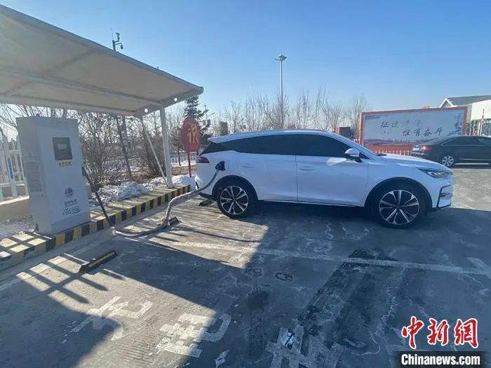 資料圖：新能源汽車正在充電。李丹 攝