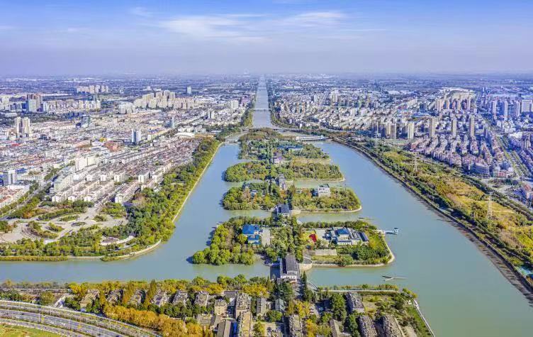 图为江都水利枢纽泵站群.