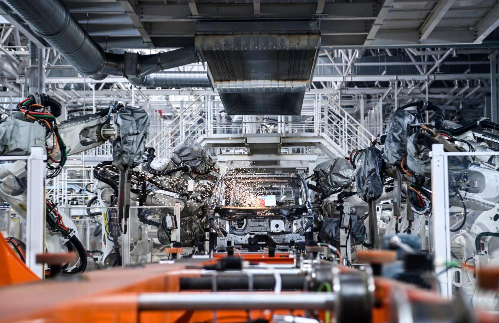 汽车集团有限公司红旗繁荣工厂焊装车间内,焊装机器人在生产线上焊接