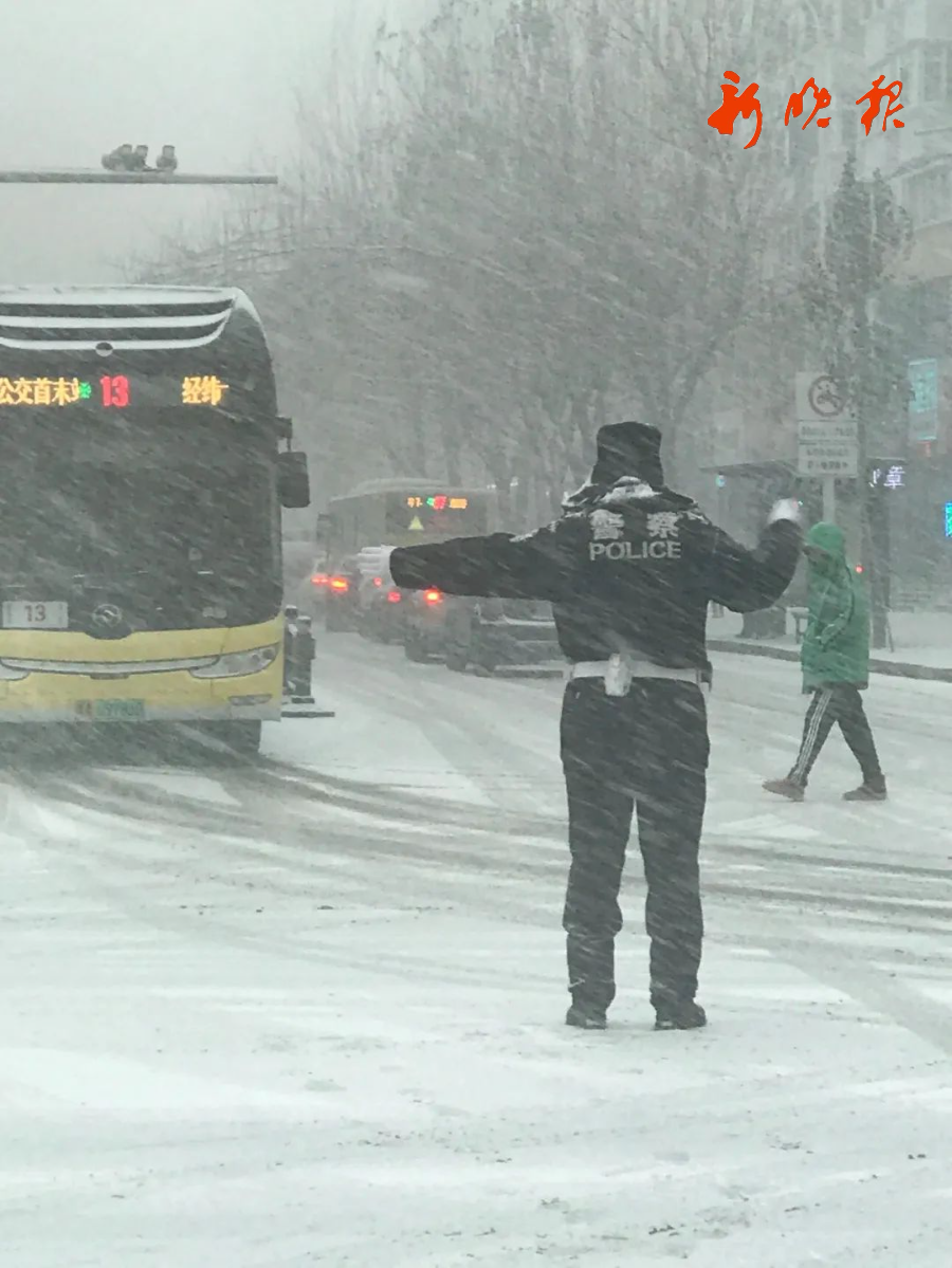 环卫工人进行清雪作业▽