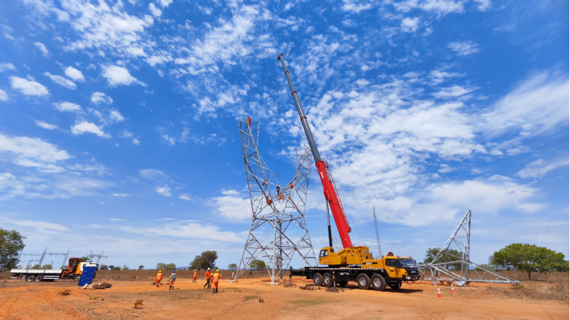 阿里努斯光伏项目电力铁塔吊装