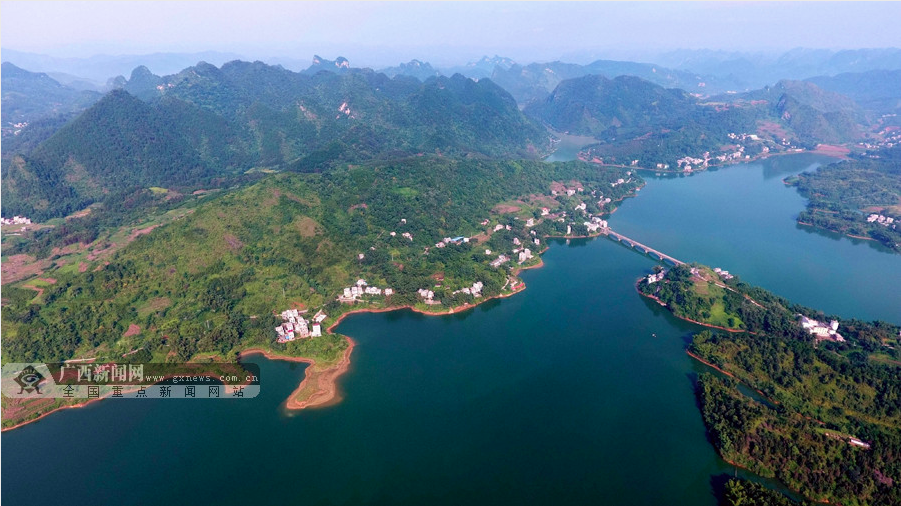 空中俯瞰巴马瑶族自治县赐福湖,宛若一块碧玉镶嵌在群山之间.