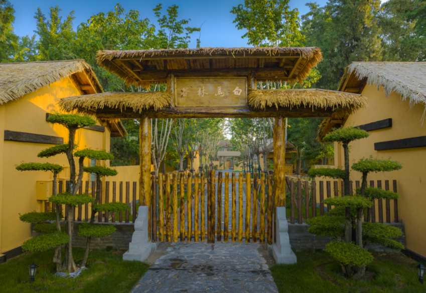 堤上村民宿大门 赵永杰 摄