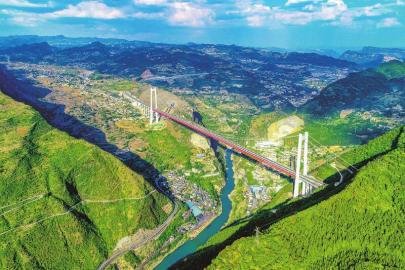 图为联通川黔两省的赤水河红军大桥.