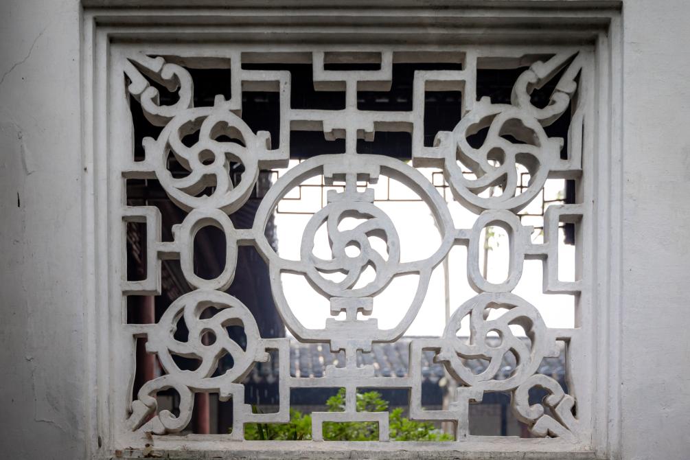 沧浪亭中的一扇漏窗. 新华社记者 毛俊 摄
