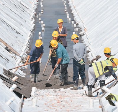 图为近日,工人们在湖南省郴州市嘉禾县毛俊水库灌区2标段项目工地作业