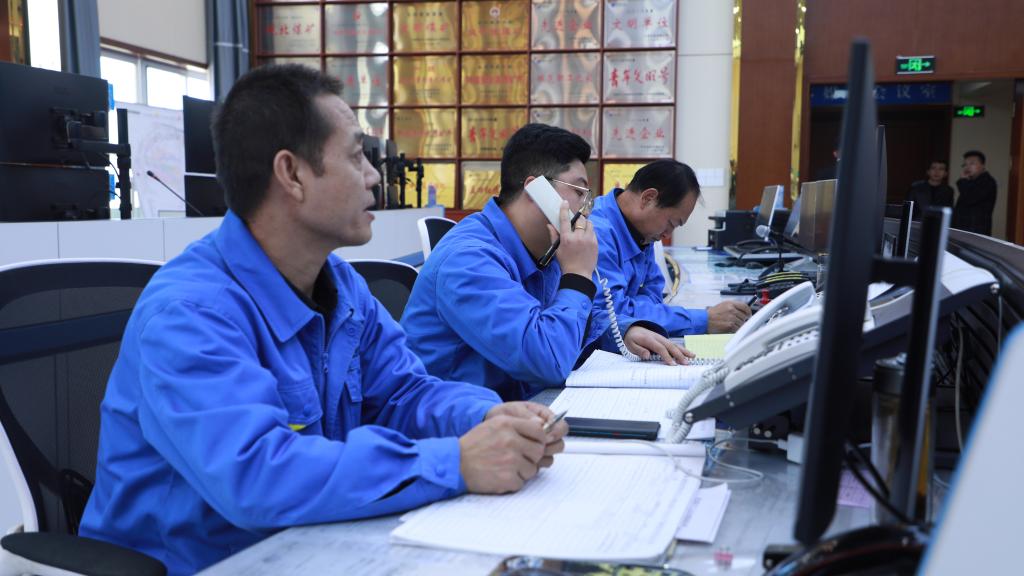 砚北煤矿安全生产智能调度指挥中心内,调度员正在查看生产数据,安排