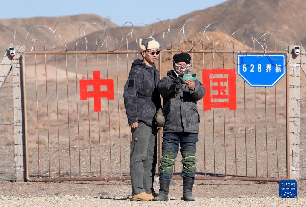 距离中蒙边境线仅10余公里——这是牧民朝勒门格尔勒一家人居住的位置