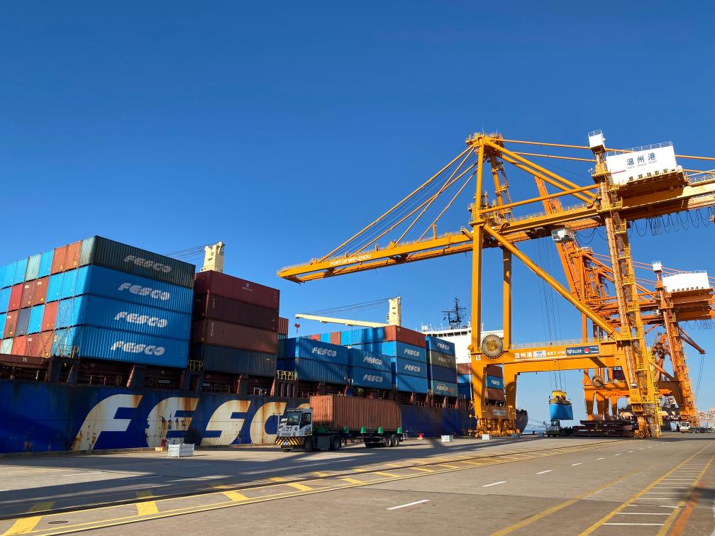 图为11月22日,温州港集团状元岙港区集装箱码头作业现场.
