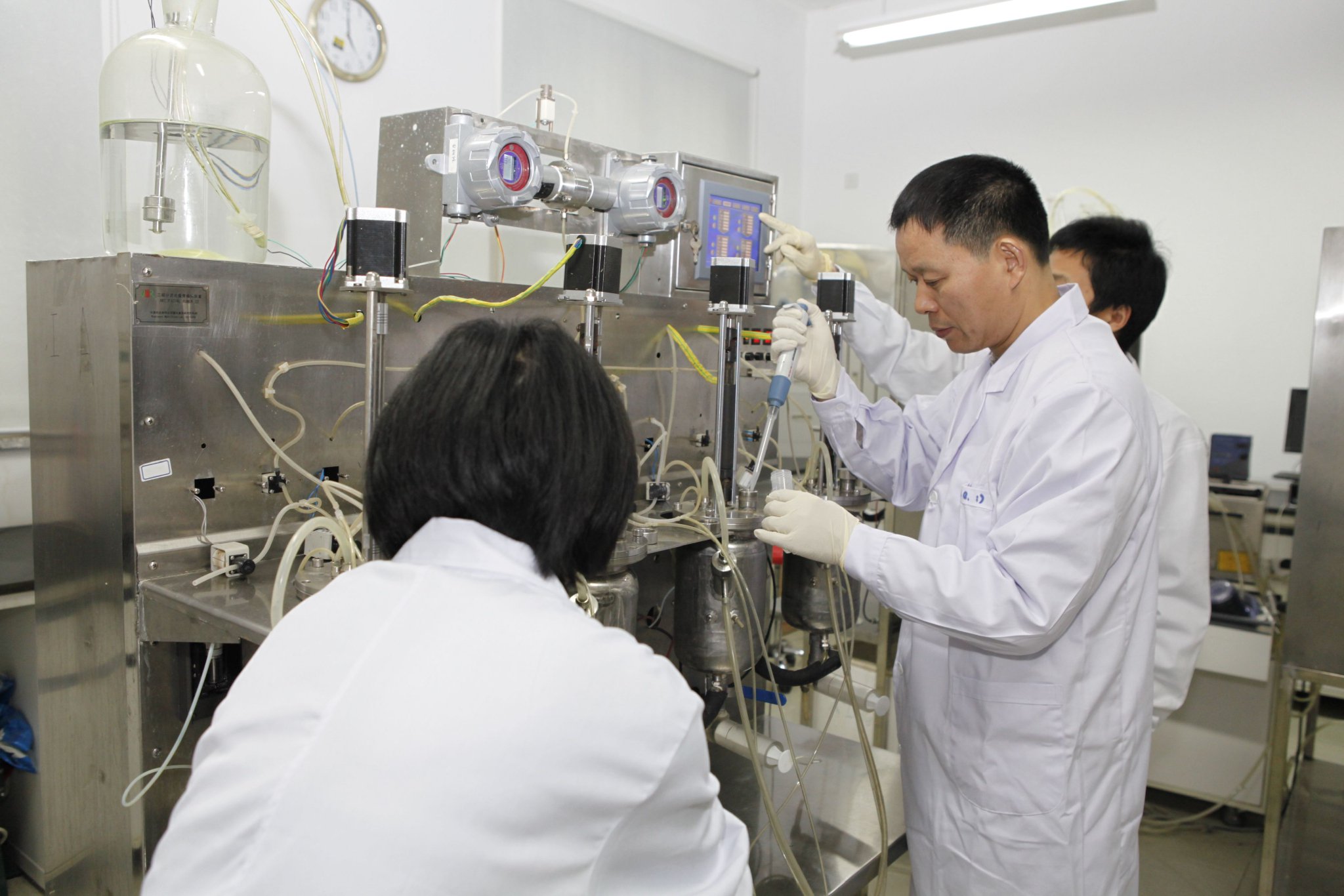 奶业创新团队的科技人员采用自主研发设备开展奶牛营养调控研究试验.