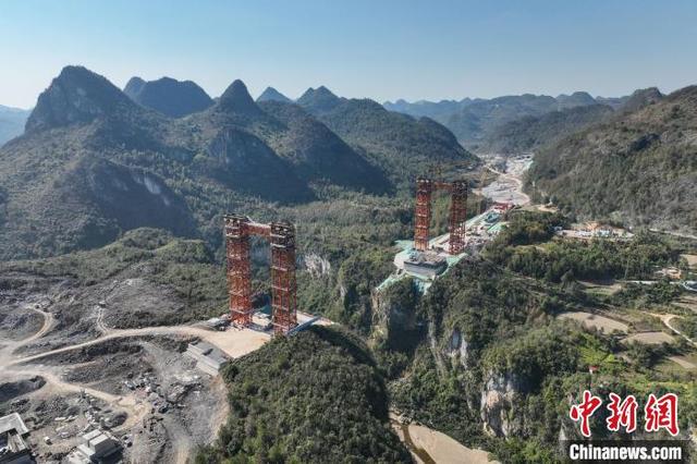 11月20日,贵州省平塘县,航拍建设中的贵州贵(阳)平(塘)高速公路拉密河