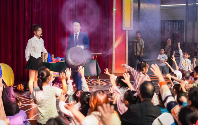 (图片:魔术互动体验秀丨来源:郑州日报)