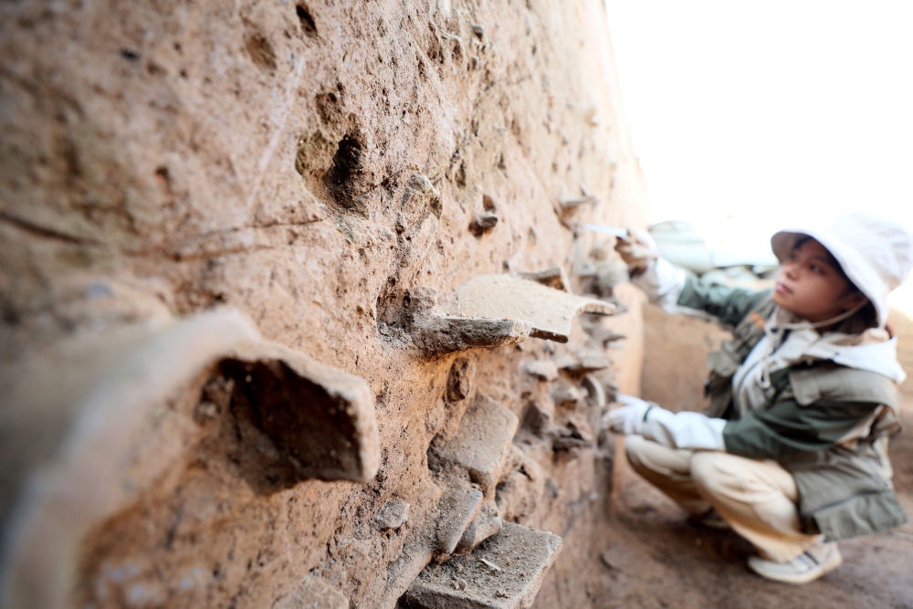 中国人民大学考古队员在柏人城遗址第四次考古发掘现场作业.(成梅 摄)