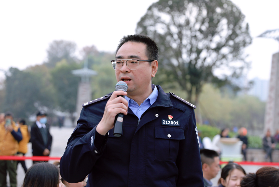 甘宇回答问题&nbsp;胥世鹏&nbsp;摄