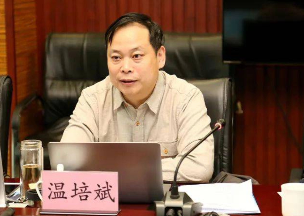 临沧市人民检察院起诉指控:被告人温培斌利用担任云南省委组织部党员