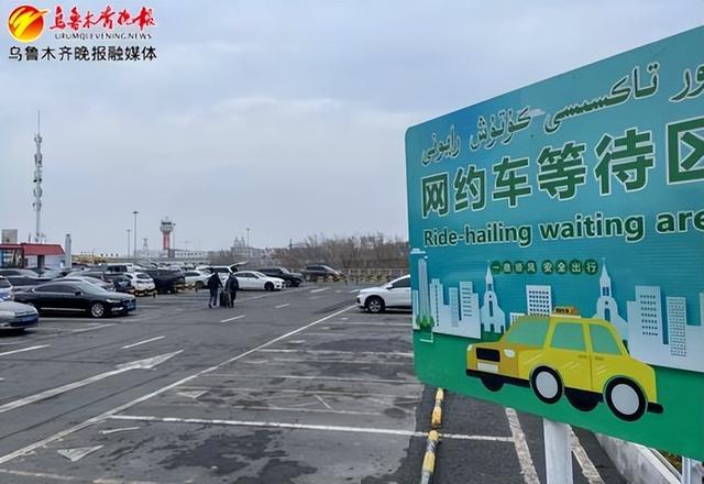 11月23日,t3航站楼二层停车场新施划的网约车停车区.