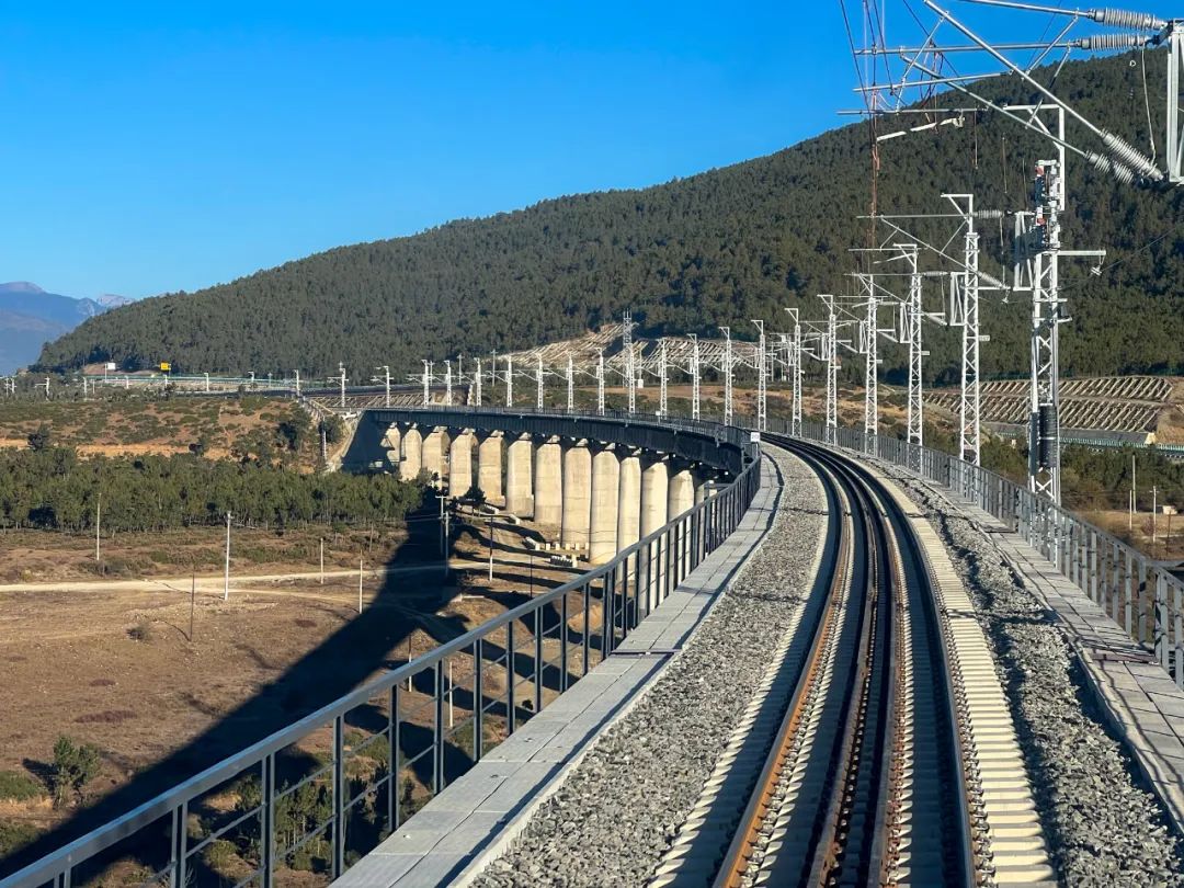 丽香铁路 罗扬 摄