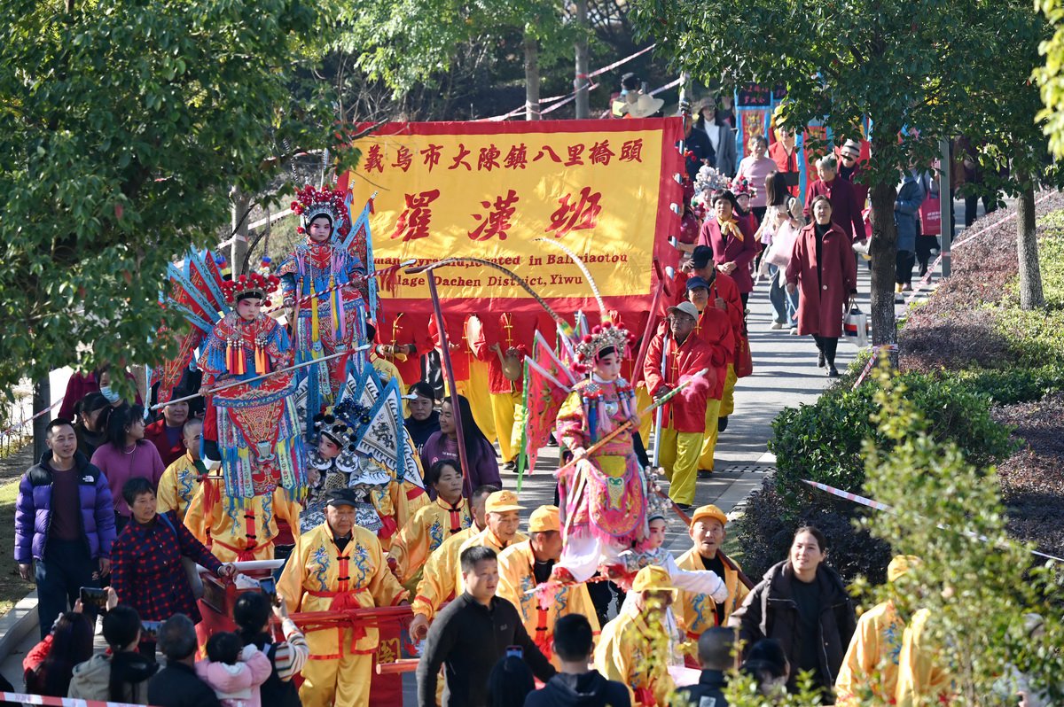 中的孩子踩街巡游中的大头娃娃踩街巡游非遗项目"八仙过海"11月21日