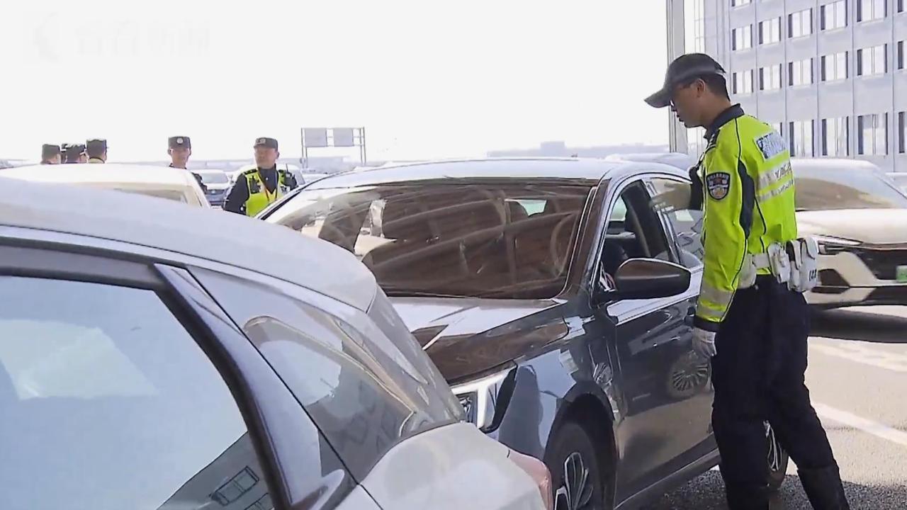 集中整治上海浦东机场"黄牛黑车"拉客!