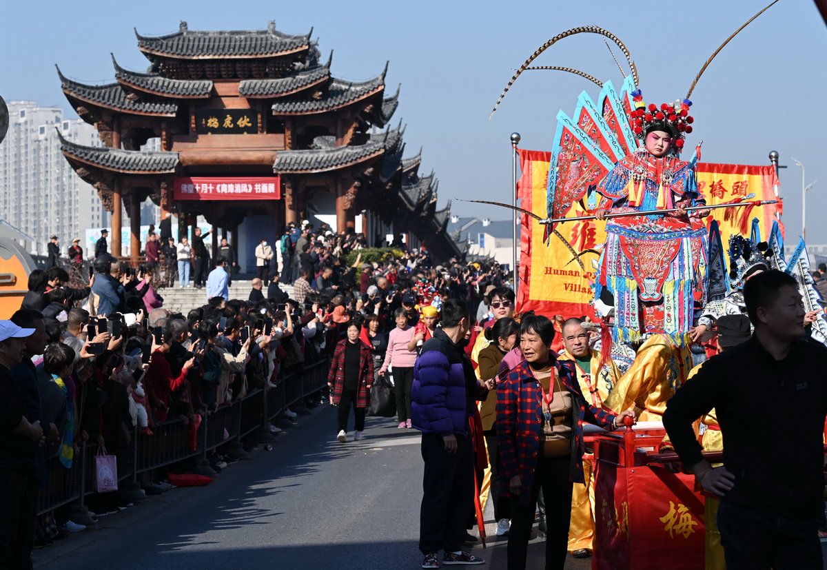 众多非遗项目汇集踩街巡游 本文图片均为&nbsp;吕斌 摄