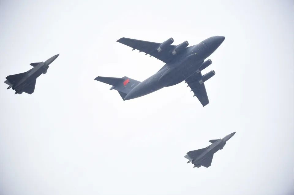 空军两架歼-20飞机为护送烈士遗骸回国的运-20专机护航